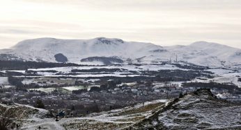Arthur’s Seat et la vieille ville d’Edimbourg sous la neige