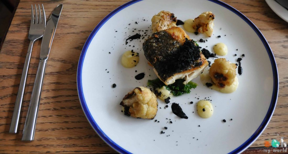 Plat de Merlu du Moonfish Cafe à Aberdeen