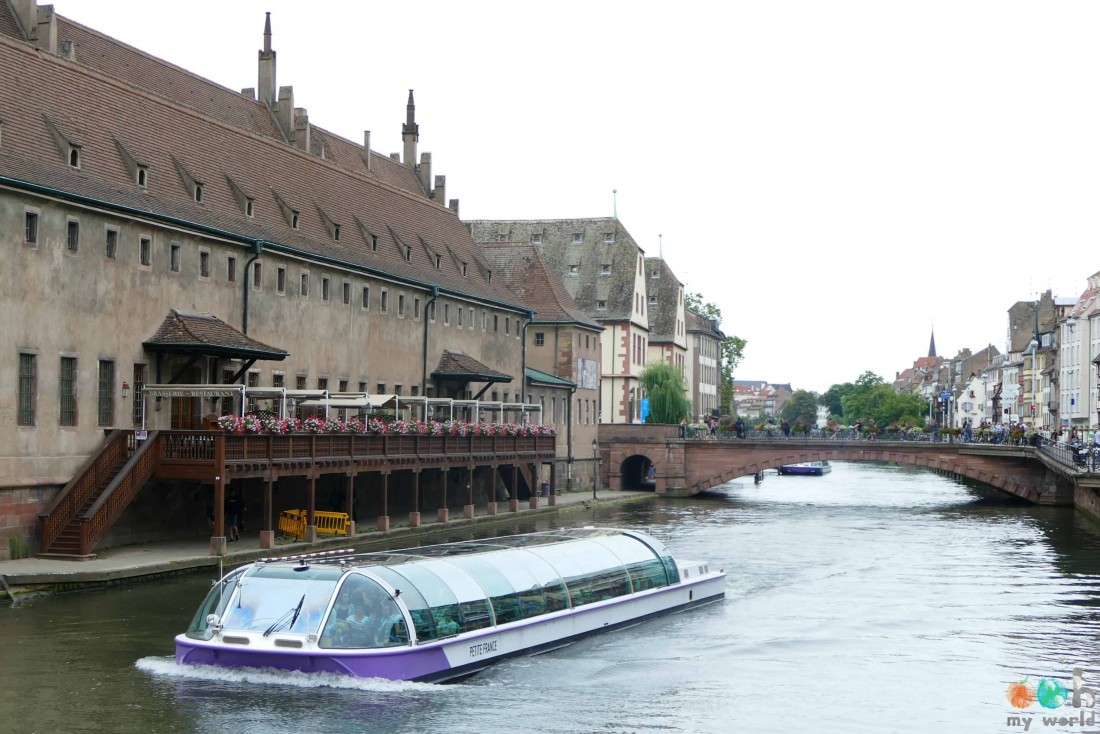 Le bateau mouche de Strasbourg est une visite guidée sur l'eau du centre ville historique et du quartier des institutions européennes