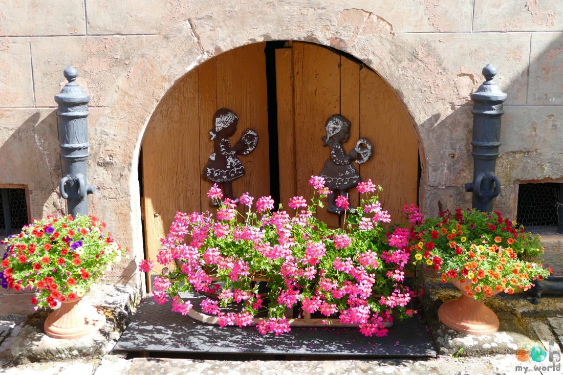 Le village de la Petite Pierre est décoré de fleurs, de sculptures et parfois d'ornements décoratifs sur les maisons