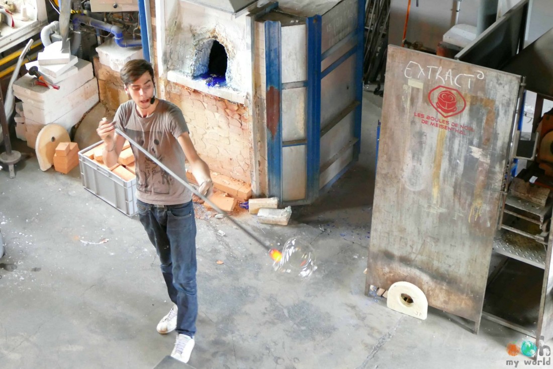 Meisenthal est une entreprise de verre qui est très connue pour ses boules de Noël décoratives. Le jeune verrier nous a montré comment fabriquer un vase en forme de fleur à partir de verre liquide