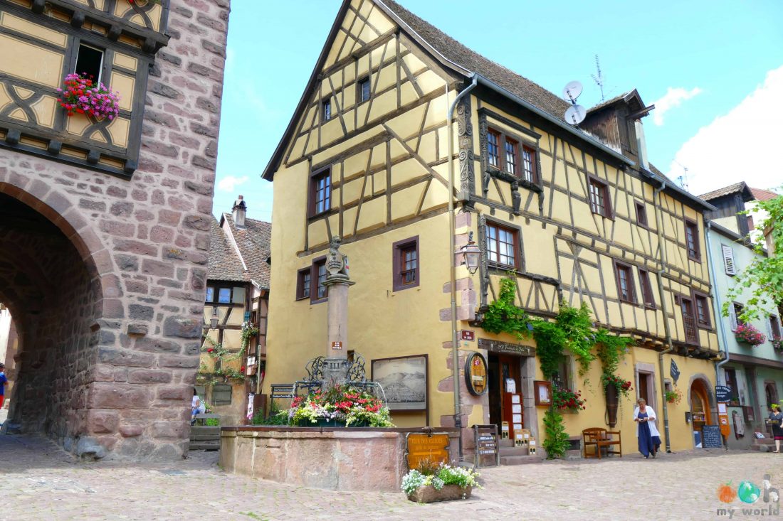 Maison ancienne, fontaine du village, c'est le village de Riquewihr en Alsace