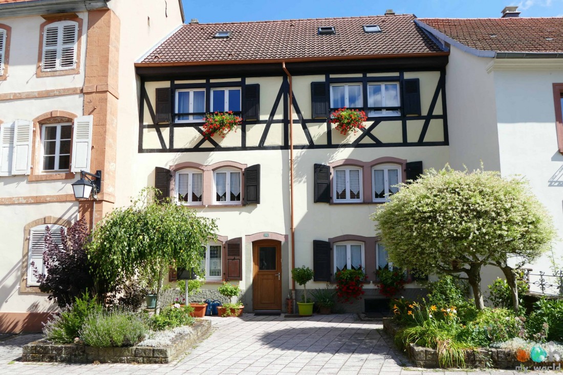 Maison traditionnelle du village de la Petite Pierre dans le Parc Naturel des Vosges du Nord. Un excellent point de départ pour la découverte de la forêt