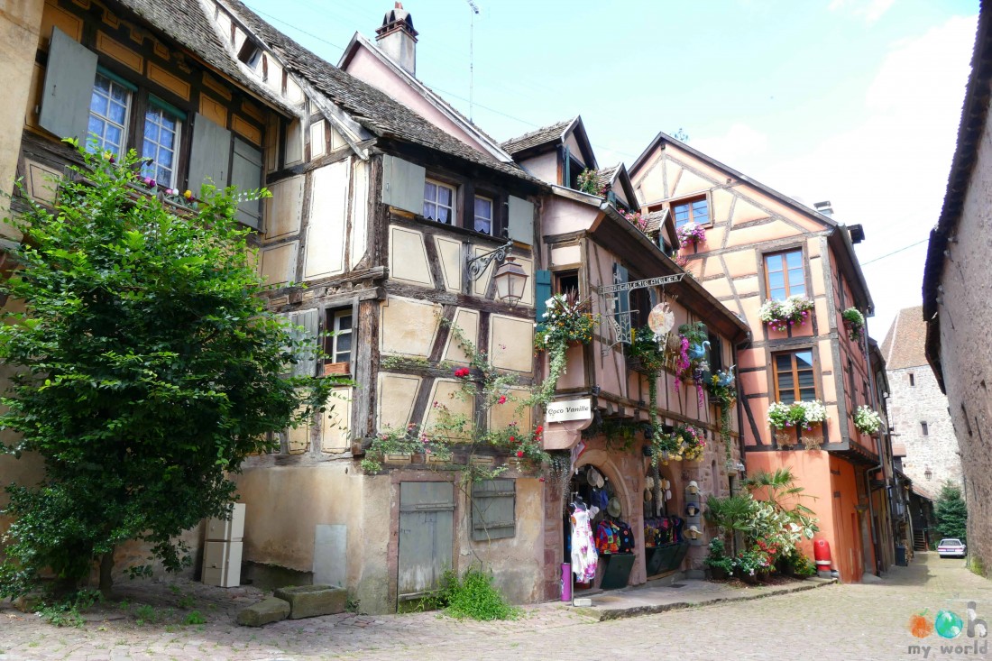 Exemple de petite rue du centre historique du village coloré de Riquewihr