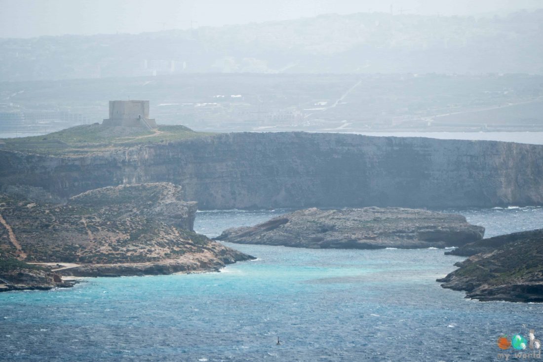 Panorama de l'île de Comino et du lagon bleu depuis Qala sur l'île de Gozo