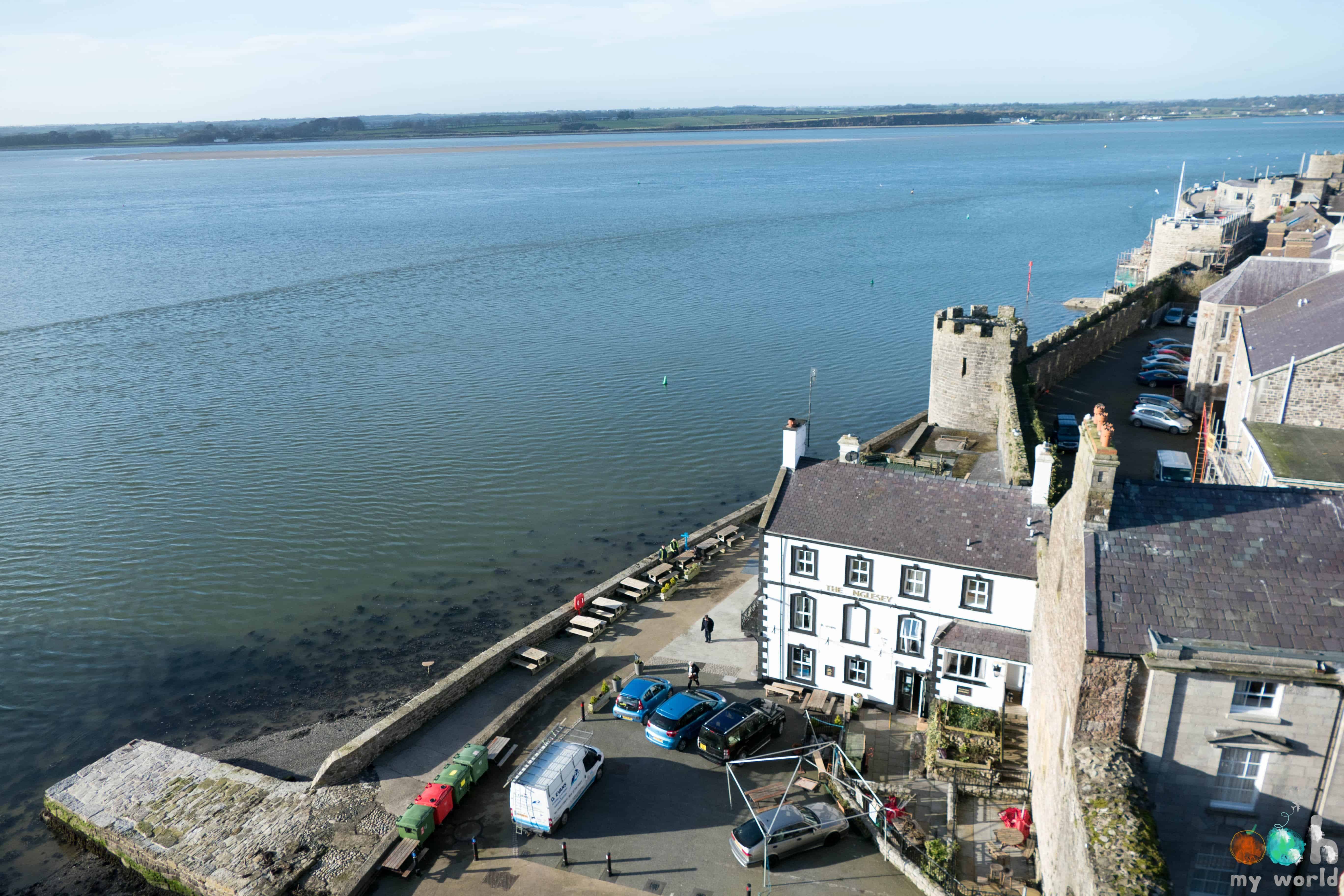 Sur les remparts du château de Caernarfon en Pays de Galles