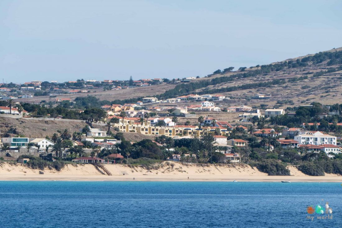 Vue de la plage de Porto Santo depuis le Ferry venant de Funchal à Madère