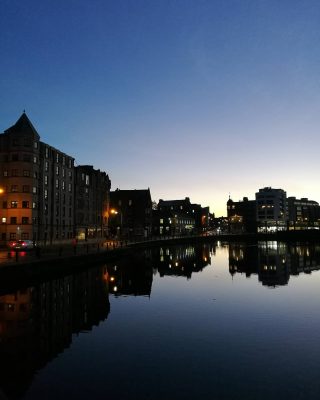 Souvenir d'une belle soirée dans le quartier de Leith sur le Shore à Édimbourg. Une de ces soirées que l'on passe dans un pub à boire des coups avec les copains. Une de ces soirées qui semble loin ne presque plus exister dans mon esprit...
#thisisedinburgh #edinburghgrammer #edinburghbynight #edimbourg #edimburgo #ecosseforever #ecosse #citycolors #citylifestyle #citylife